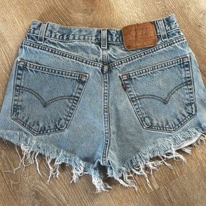 Levis - High Waisted cut off shorts